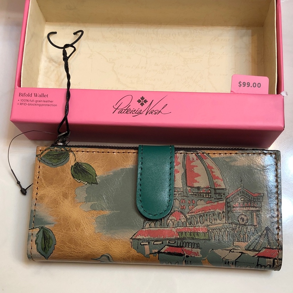 Patricia Nash Nazari Leather Bifold Wallet Beautiful Girl Print NWT, Box & Card